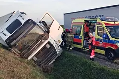 Ciągnik z naczepą wypadł z jedni i wjechał do rowu