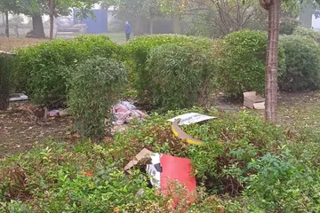 Niby park, a jak wysypisko śmieci
