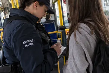 Dziewczynka posiadała bilet miesięczny, ale i tak dostała mandat. Wezwanie nie będzie anulowane