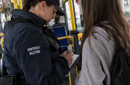 Dziewczynka posiadała bilet miesięczny, ale i tak dostała mandat. Wezwanie nie będzie anulowane