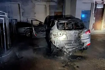 Nocny pożar, ogniem zajęła się wiata śmietnikowa i auto