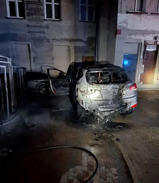 Nocny pożar, ogniem zajęła się wiata śmietnikowa i auto