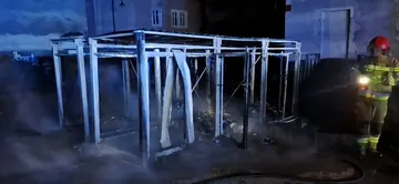 Nocny pożar, ogniem zajęła się wiata śmietnikowa i auto