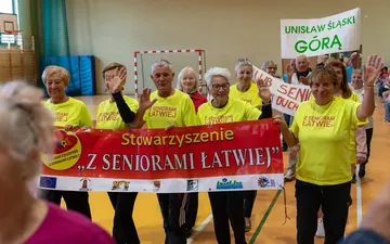 Bawią się seniorzy w Mieroszowie