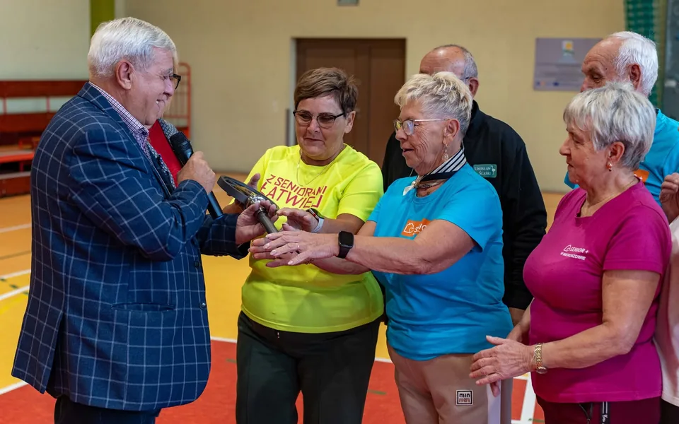 Bawią się seniorzy w Mieroszowie