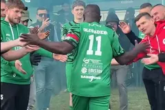 "Last Dance" legendarnego Emmanuela Olisadebe na piłkarskim boisku! [WIDEO]