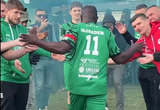 "Last Dance" legendarnego Emmanuela Olisadebe na piłkarskim boisku! [WIDEO]