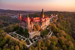 Zamek Książ walczy o nagrodę w kategorii zamków, Grodno wśród ruin