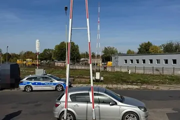 Niewiarygodne, a jednak... Zostawiła auto pod rogatkami i pobiegła na pociąg
