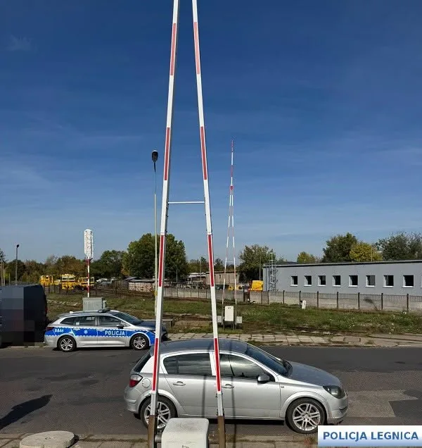 Niewiarygodne, a jednak... Zostawiła auto pod rogatkami i pobiegła na pociąg