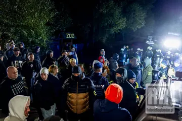 Pełna dalszych protestów noc poz Zoo Łączna