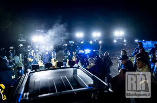 Pełna dalszych protestów noc poz Zoo Łączna