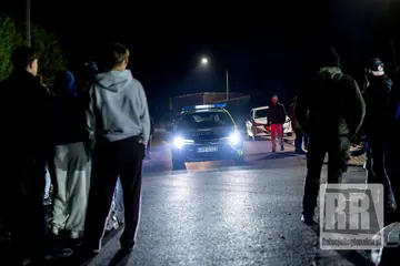 Pełna dalszych protestów noc poz Zoo Łączna