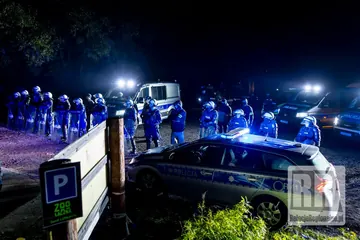 Pełna dalszych protestów noc poz Zoo Łączna