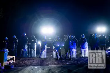 Pełna dalszych protestów noc poz Zoo Łączna