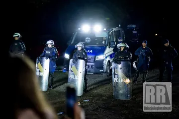 Pełna dalszych protestów noc poz Zoo Łączna