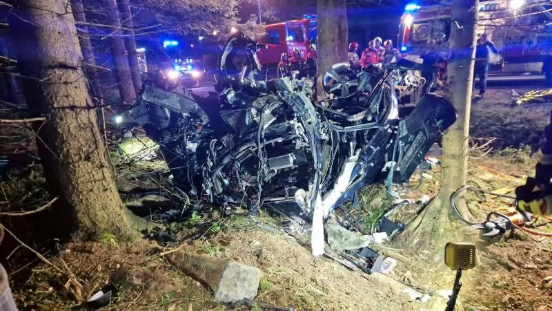Podwójna śmierć na drodze! Czy jechali prawie 200km/h?
