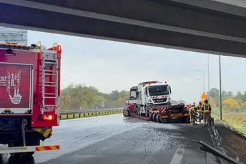 Ciężarówka uderzyła w bariery - droga całkowicie zablokowana! [WIDEO]