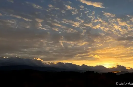 Niebo zrobiło swoje. Jesienny zachód w timelapsie
