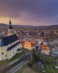 Zapomniana miejscowość z ciekawą historią i wielki skarb z drewna