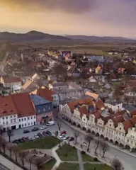 Zapomniana miejscowość z ciekawą historią i wielki skarb z drewna