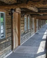 Zapomniana miejscowość z ciekawą historią i wielki skarb z drewna