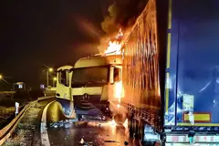 Ciężarówka uderzyła w bariery i stanęła w ogniu!