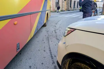 Kierowca autobusu spowodował kolizję z osobówką [ZDJĘCIA]