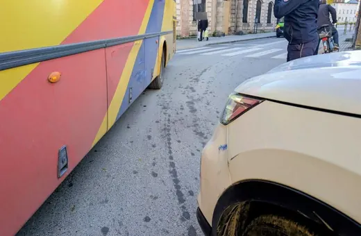 Kierowca autobusu spowodował kolizję z osobówką [ZDJĘCIA]