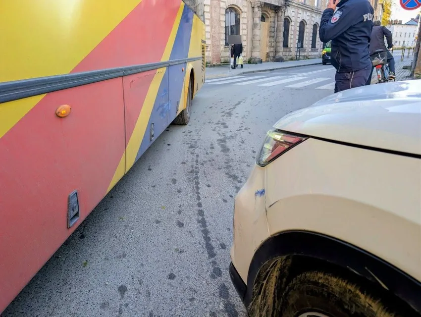 Kierowca autobusu spowodował kolizję z osobówką [ZDJĘCIA]