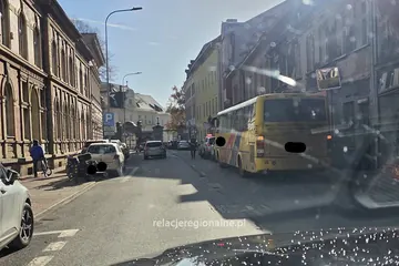 Kierowca autobusu spowodował kolizję z osobówką [ZDJĘCIA]