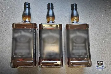 Połakomił się na whiskey i wdał się w szarpaninę z pracownikami