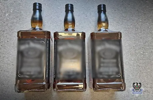 Połakomił się na whiskey i wdał się w szarpaninę z pracownikami