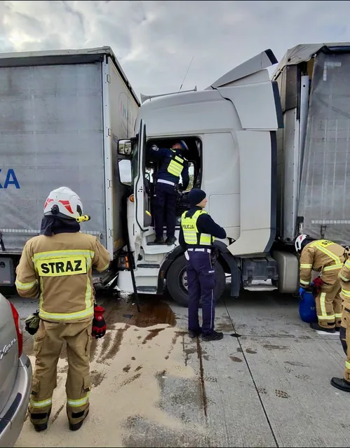 Karambol na A4. Lądował śmigłowiec LPR, droga całkowicie stoi!