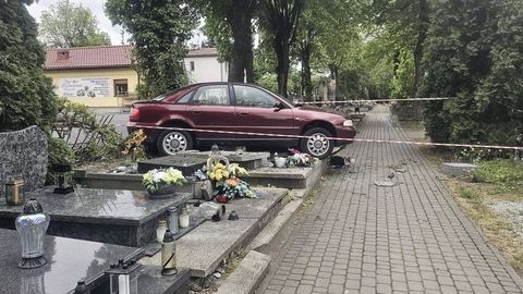 Samochodem uszkodził nagrobki