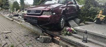 Samochodem uszkodził nagrobki