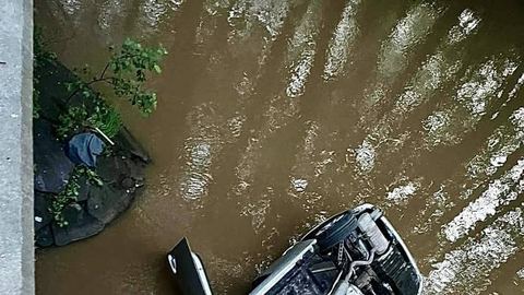 Przebił barierki i wpadł do wody