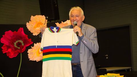 Medal wręczała mu Królowa Elżbieta II