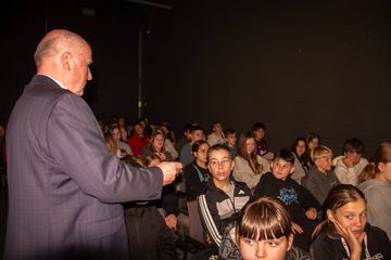 Medal wręczała mu Królowa Elżbieta II