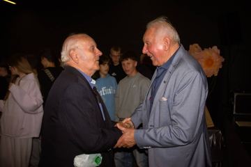Medal wręczała mu Królowa Elżbieta II