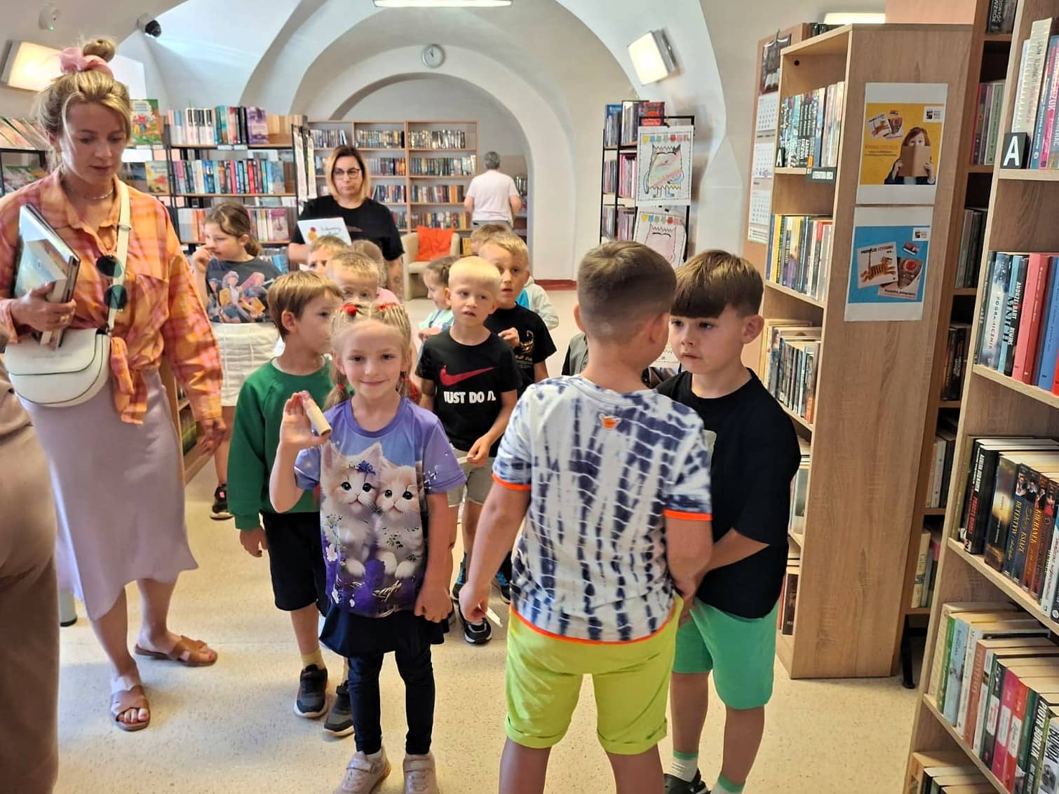 Głośne czytanie i Kolorowy Potwór w bibliotece