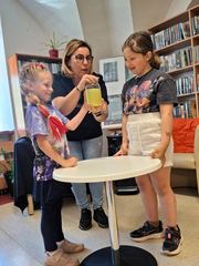 Głośne czytanie i Kolorowy Potwór w bibliotece