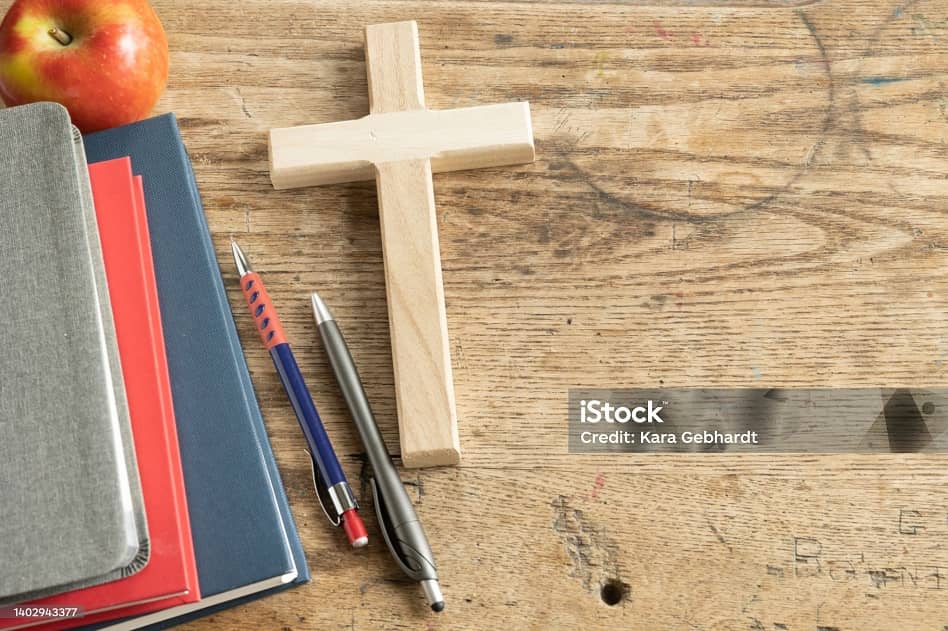 Nauczycielka wyrzuciła krzyż do śmietnika