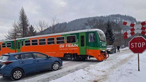 Nie wyhamował i zderzył się z szynobusem