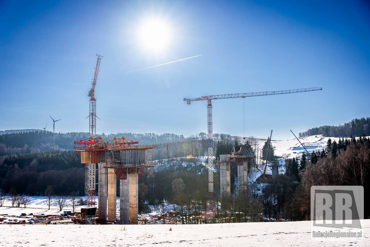 Trwa budowa kluczowego wiaduktu autostrady D11