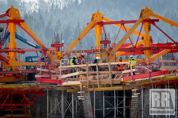 Trwa budowa kluczowego wiaduktu autostrady D11