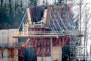 Trwa budowa kluczowego wiaduktu autostrady D11