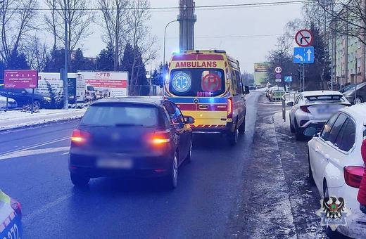 Wtargnął na jezdnię wprost pod auto