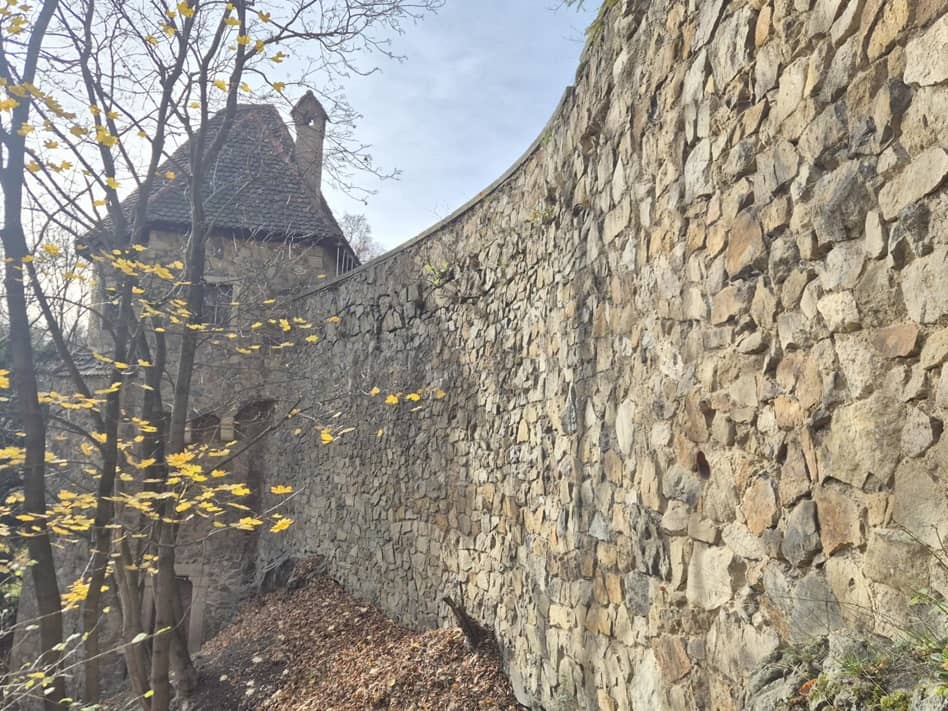 Remont murów Książa