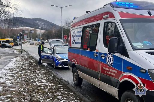 Nie zauważył pieszej i potrącił ją na przejściu
